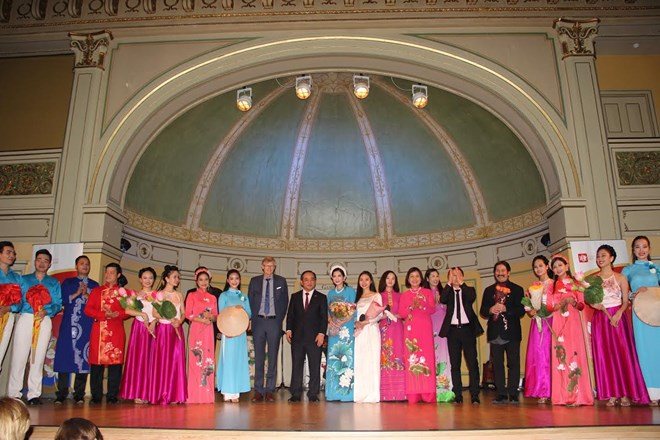 Thứ trưởng Bộ Văn hóa, Thể thao và Du lịch Lê Khánh Hải (giữa) tặng hoa các nghệ sỹ tham dự chương trình 